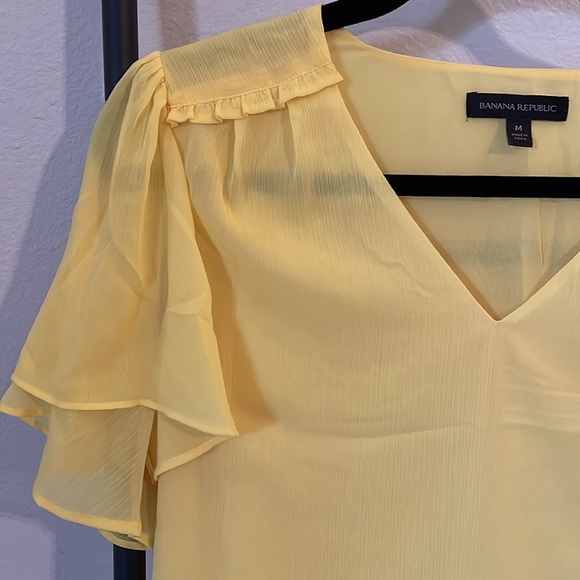 Barely worn medium flutter sleeve sunny yellow banana republic top - Picture 3 of 6